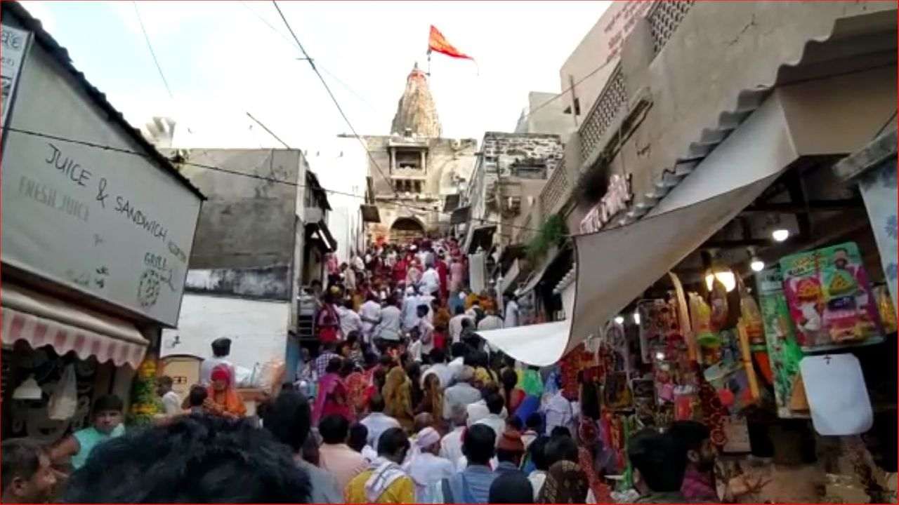 Devbhoomi Dwarka: દ્વારકામાં શ્રદ્ધાળુઓએ કર્યું ગોમતીમાં સ્નાન, ખેડૂતો બેઠા આમરણાંત ઉપવાસ પર, જાણો જિલ્લાના મહત્વના તમામ સમાચાર