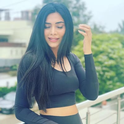 પાકિસ્તાની અભિનેત્રી ઈશાલ ફયાઝે હાલમાં જ તેના ઈન્સ્ટાગ્રામ એકાઉન્ટ પર તેના જીમ સૂટમાં કેટલીક તસવીરો શેર કરી છે, જેના પછી તેને સોશિયલ મીડિયા પર આકરી પ્રતિક્રિયાનો સામનો કરવો પડી રહ્યો છે. એક રીતે, જીમના પહેરવેશમાં તસવીરો પોસ્ટ કરવાથી તેમને ભારે પડ્યું હતું.