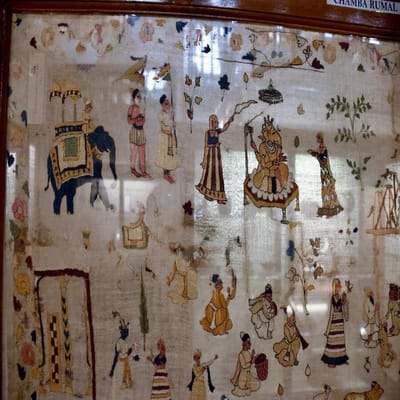 એક ખાસ પ્રકારના ગણપતિ બાપાના દર્શન અહીં થાય છે. ચંબા રૂમાલમાં ગણપતિ બાપાનું સુંદર ગુંથણ કામ કરવામાં આવ્યું છે. હિમાયલ પ્રદેશમાં આવેલું તત્કાલીન રાજ્ય ચંબામાં રેશમ ઉપર અદ્દભૂત રીતે ગુંથણ કામ કરવામાં આવતું હતું. આ રેશમના રૂમાલ બહુધા પૂજાવિધિમાં વપરાતા હતા. ચંબા રૂમાલમાં થયેલા ગુંથણની એ રીતે વિશેષ હતું કે તેને રૂમાલના બન્ને બાજુએથી સરખુ દ્રષ્ય જોઇ શકાય છે. સામાન્ય ગુંથણમાં એક તરફ દોરાઓનો ભાગ રહે છે. વડોદરા સંગ્રહાલયમાં રહેલા આ રૂમાલમાં બન્ને તરફ ગણપતિ બાપા અને ચંબાના રાજવીને જોઇ શકાય છે.