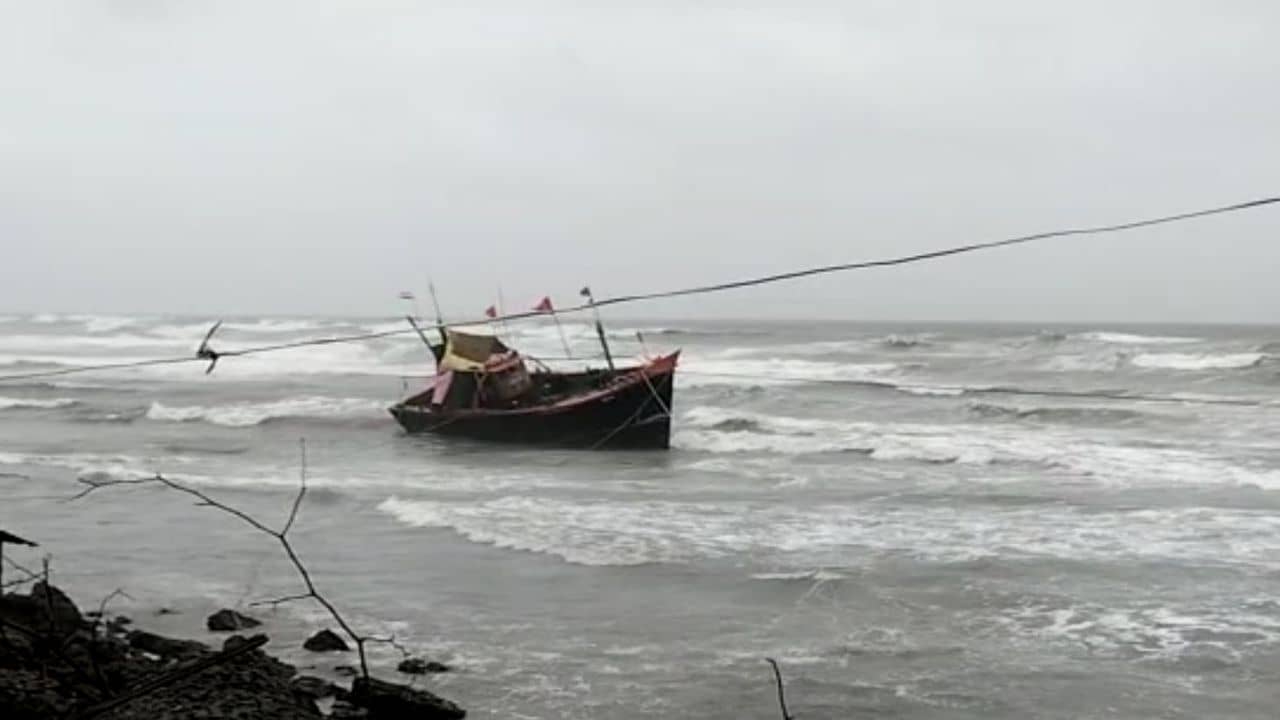 ગીર સોમનાથ: અરબી સમુદ્ર ગાંડોતૂર, તોફાની મોજાં પર હિલોળા લેતી હોડીમાંથી કેવી રીતે બચ્યા ખલાસીઓ?