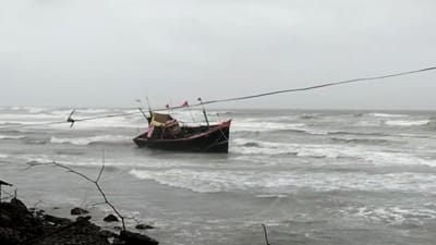 ગીર સોમનાથ: અરબી સમુદ્ર ગાંડોતૂર, તોફાની મોજાં પર હિલોળા લેતી હોડીમાંથી કેવી રીતે બચ્યા ખલાસીઓ? ગીર સોમનાથ: અરબી સમુદ્ર ગાંડોતૂર, તોફાની મોજાં પર હિલોળા લેતી હોડીમાંથી કેવી રીતે બચ્યા ખલાસીઓ?