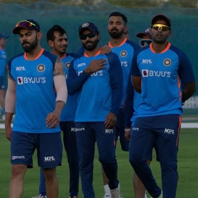 ભારત અને પાકિસ્તાન વચ્ચેની શાનદાર મેચની રાહ લગભગ પૂરી થઈ ગઈ છે. રવિવાર 28 ઓગસ્ટનો દિવસ આવી ગયો છે, જ્યારે ભારત અને પાકિસ્તાનની ટીમો દુબઈ ઈન્ટરનેશનલ સ્ટેડિયમમાં 10 મહિનાના અંતરાલ પછી ટકરાશે. દસ મહિના પહેલા આ મેદાન પર T20 વર્લ્ડ કપમાં ભારત અને પાકિસ્તાન વચ્ચે ટક્કર થઈ હતી. આ વખતે સ્ટેજ એશિયા કપ 2022નો છે, પરંતુ ફોર્મેટ પણ તે જ છે અને સ્થળ પણ તે જ છે. આવી સ્થિતિમાં ટીમ ઈન્ડિયાને તે મેચની યાદોના આધારે ચાર મોટા પડકારોનો સામનો કરવો પડશે, જે જીત સુનિશ્ચિત કરી શકે છે.