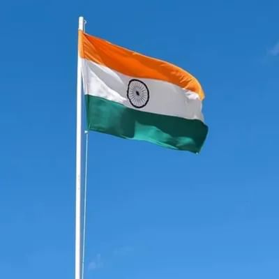 ભારતની આઝાદીને 75 વર્ષ પૂર્ણ થયા છે. ભારતે આઝાદી પછી ઘણા ફેરફારો જોયા છે અને આ સ્વતંત્રતા હાંસલ કરવા માટે ઘણો સંઘર્ષ કર્યો છે. આજે જ્યારે પણ આપણો ત્રિરંગો ખુલ્લા આકાશમાં લહેરાવવામાં આવે છે, ત્યારે મન ખૂબ જ ઉત્સાહિત થઈ જાય છે, પરંતુ શું તમે જાણો છો કે આ ત્રિરંગામાં પણ ઘણો બદલાવ જોવા મળ્યો છે. હા, ઘણા ફેરફારો બાદ ભારતનો રાષ્ટ્રધ્વજ ત્રિરંગો બની ગયો છે. અગાઉ ભારતનો ધ્વજ પણ ફેરફારમાંથી પસાર થઈ ચૂક્યો છે.