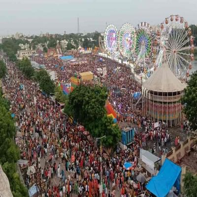 જામનગર મહાનગરપાલિકા દ્વારા શહેરની મધ્યમાં આવેલા પ્રદર્શન મેદાનમાં સાતમ આઠમ સહિતના જન્માષ્ટમીના મેળાનું આયોજન કરવામાં આવ્યું હતુ, જે મેળામાં 3 દિવસ દરમિયાન 4 લાખથી વધુ ની જન્મેદની ઉમટી પડી હતી.