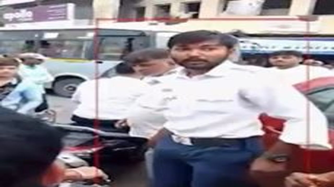 જામનગરમાં ટ્રાફિક પોલીસ જવાને દાદાગીરીની હદ વટાવી, દિવ્યાંગ યુવકને માર મારતો VIDEO VIRAL