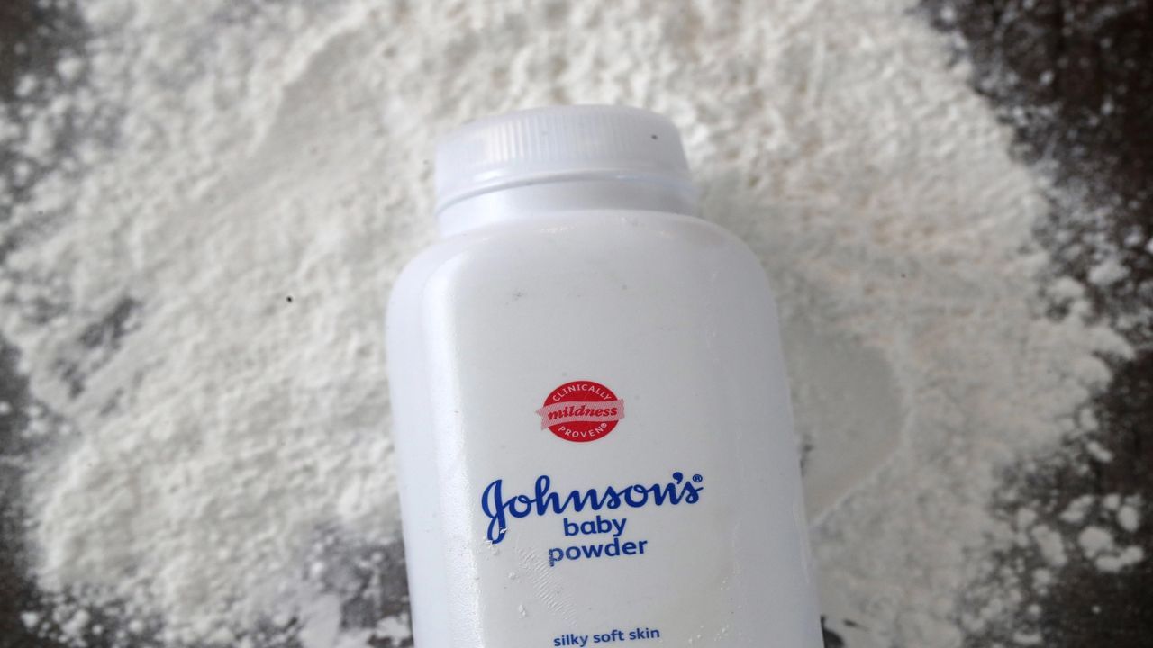 Johnson & Johnson: કંપની બંધ કરશે બેબી પાવડરનું વેચાણ, ખતરનાક રોગ હોવાના આક્ષેપો, 38 હજાર કેસ સામે આવ્યા