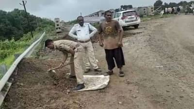 Junagadh: વંથલી સોમનાથ ફોર લેન હાઈવે ઉપર ખાડારાજ, NHA હાથ ઉંચા કરી દેતા ટ્રાફિક જવાનોએ ખાડા પૂર્યા