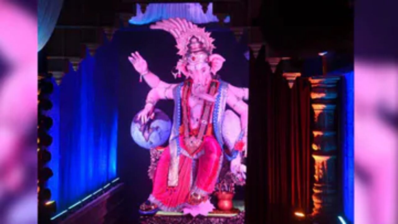 ગણેશોત્સવ : મુંબઈમાં લાલબાગચા રાજાના દર્શન માટે ભક્તોની લાગી ભીડ, જુઓ વીડિયો