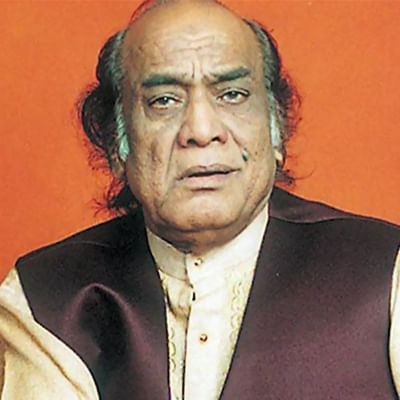 18 જુલાઈ 1927ના રોજ જન્મેલા મેહદી હસનનો પરિવાર સંગીતકારોનો પરિવાર રહ્યો છે. તેમણે સંગીતનું પ્રારંભિક શિક્ષણ તેમના પિતા ઉસ્તાદ અઝીમ ખાન અને કાકા ઉસ્તાદ ઈસ્માઈલ ખાન પાસેથી લીધું હતું. ભારત-પાકિસ્તાનના ભાગલા પછી તેમનો પરિવાર પાકિસ્તાનમાં રહેવા ગયા.