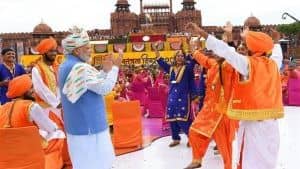 લાલ કિલ્લા પર વડાપ્રધાન નરેન્દ્ર મોદીએ સમગ્ર ભારતનો પ્રવાસ કર્યો, ભાંગડા અને દાંડિયા કરાવ્યા