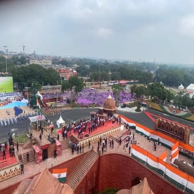 15 ઓગસ્ટ 2022ના રોજ ભારત પોતાનો 75મો સ્વતંત્રતા દિવસ ઉજવશે. દર વર્ષની જેમ આ વર્ષે પણ લાલ કિલ્લા પરથી વડાપ્રધાન રાષ્ટ્રધવજ ફરકાવશે. ચાલો જાણીએ તેને લઈને કરવામાં આવેલી તૈયારી અને સાથે એ પણ કે કાલે કેવો હશે લાલ કિલ્લાનો નજારો.