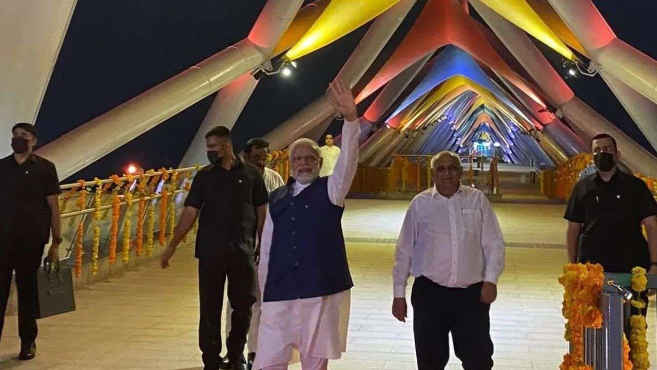 PM Modi Gujarat Visit : પીએમ મોદીએ અટલ ફૂટ ઓવરબ્રિજની મુલાકાત લીધી