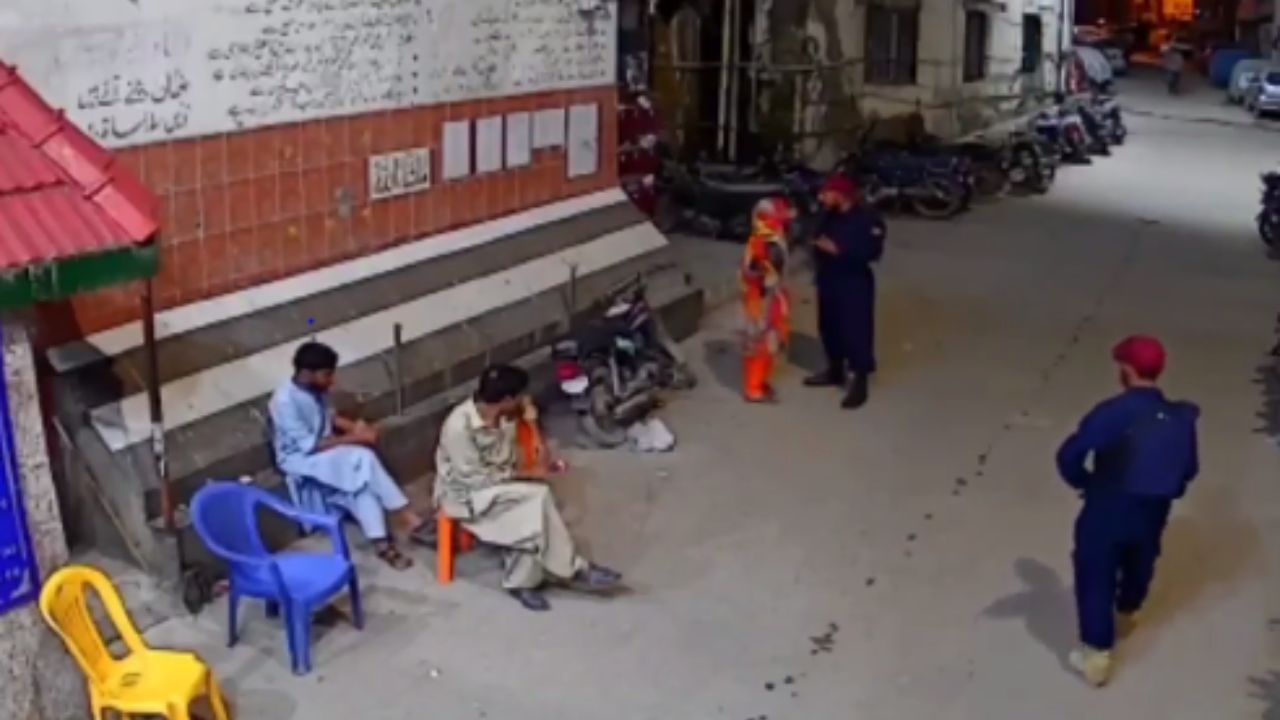 Pakistan: સુરક્ષા ગાર્ડે ગર્ભવતી મહિલાને માર્યો લાફો, મારી લાત, જુઓ વીડિયો