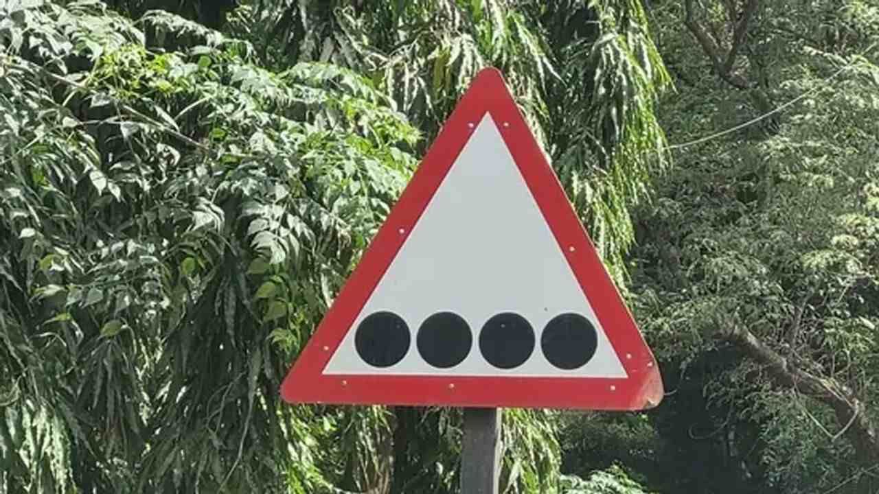 બેંગ્લોરના રસ્તા પર દેખાયુ અજીબોગરીબ Traffic Sign, ફોટો વાયરલ થતા પોલીસે સમજાવ્યો તેનો અર્થ