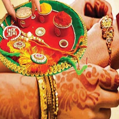 આજે શ્રાવણ માસની પૂર્ણિમાએ રક્ષાબંધનનો પવિત્ર તહેવાર ઉજવવામાં આવી રહ્યો છે. જો તમે ઈચ્છો છો કે તમે તમારા ભાઈના કાંડા પર જે રાખડી બાંધો છો તે શુભ અને શુભ સાબિત થાય છે, તો તમારે તેની સાથે જોડાયેલી આ પાંચ બાબતોને ધ્યાનમાં રાખવી જોઈએ.