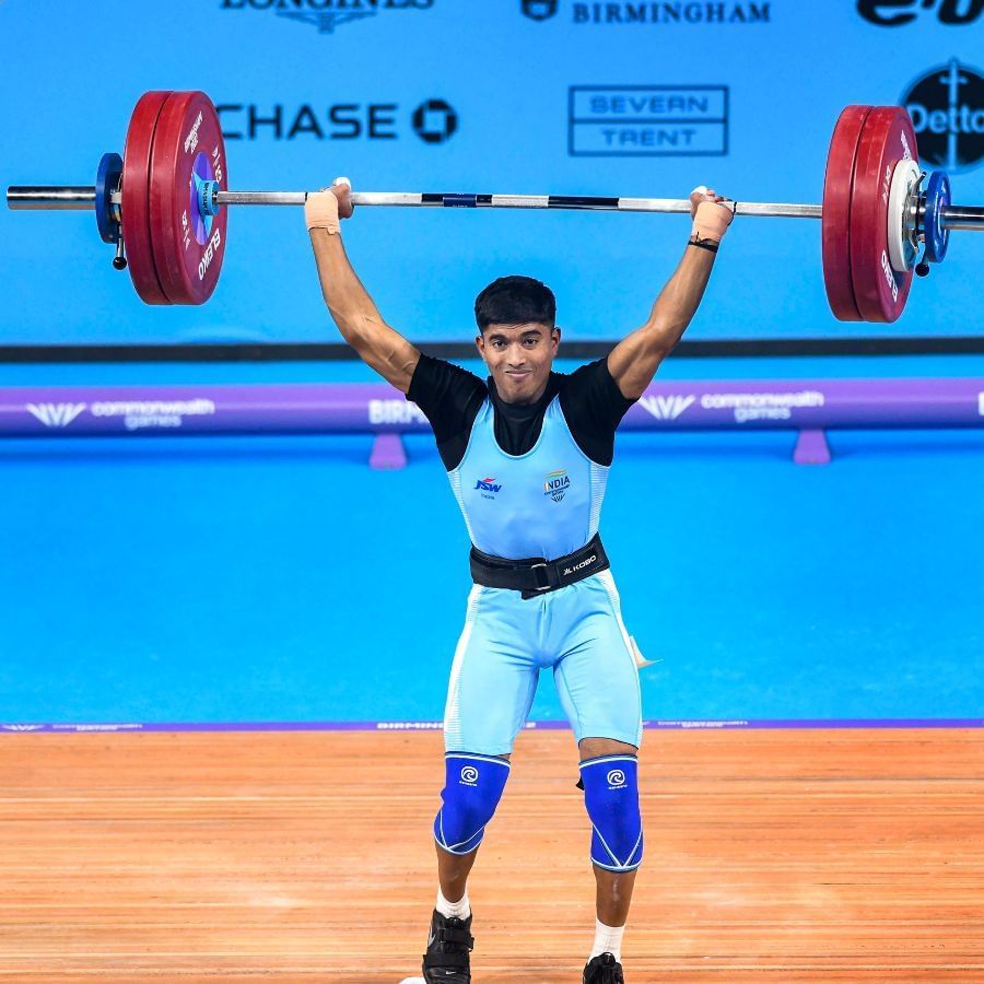 इन खेलों में भारत को पहला पदक संकेत महादेव सरगर ने दिया।  संकेत ने पुरुषों के 55 किलोग्राम भार वर्ग में भारोत्तोलन में रजत पदक जीता।  (पीटीआई फोटो)