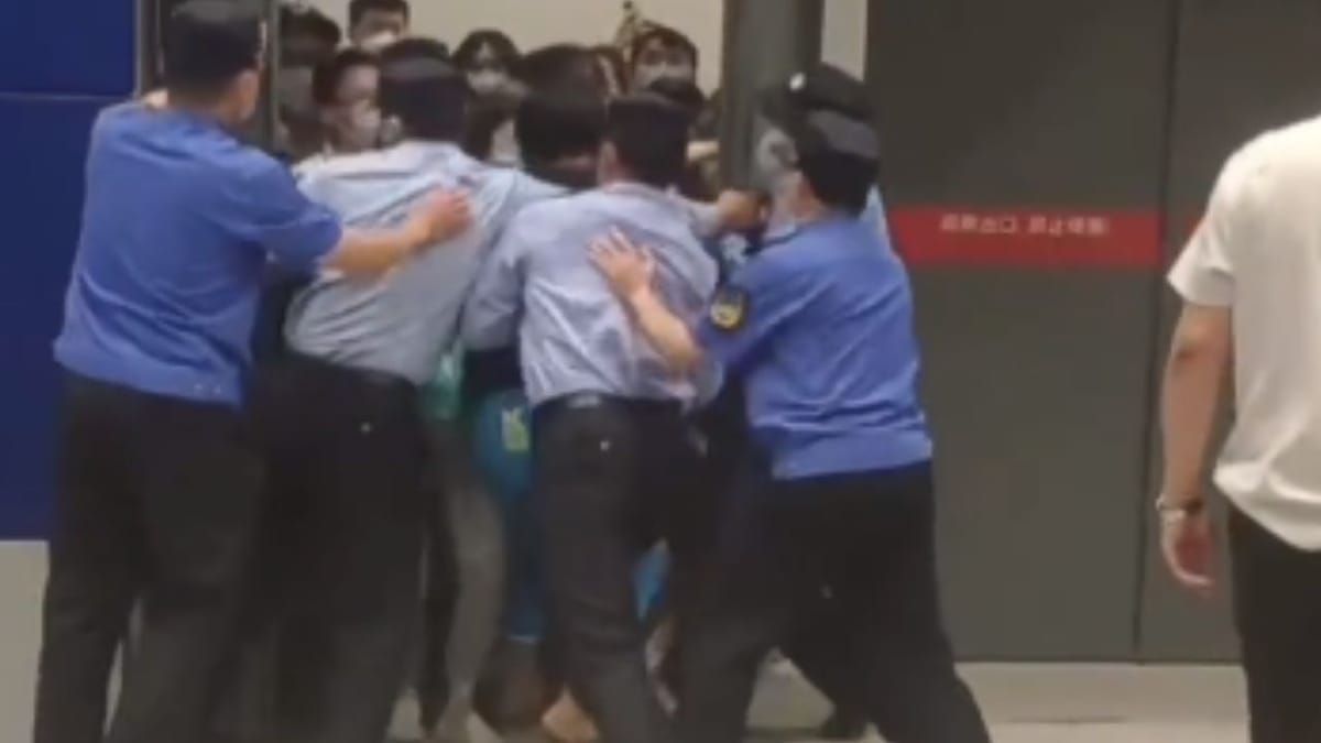 શાંઘાઈના જાણીતા મોલમાં દોડી આવ્યા આરોગ્ય અધિકારીઓ, પછી મચી દોડધામ, જાણો શુ હતુ કારણ, જુઓ VIDEO શાંઘાઈના જાણીતા મોલમાં દોડી આવ્યા આરોગ્ય અધિકારીઓ, પછી મચી દોડધામ, જાણો શુ હતુ કારણ, જુઓ VIDEO