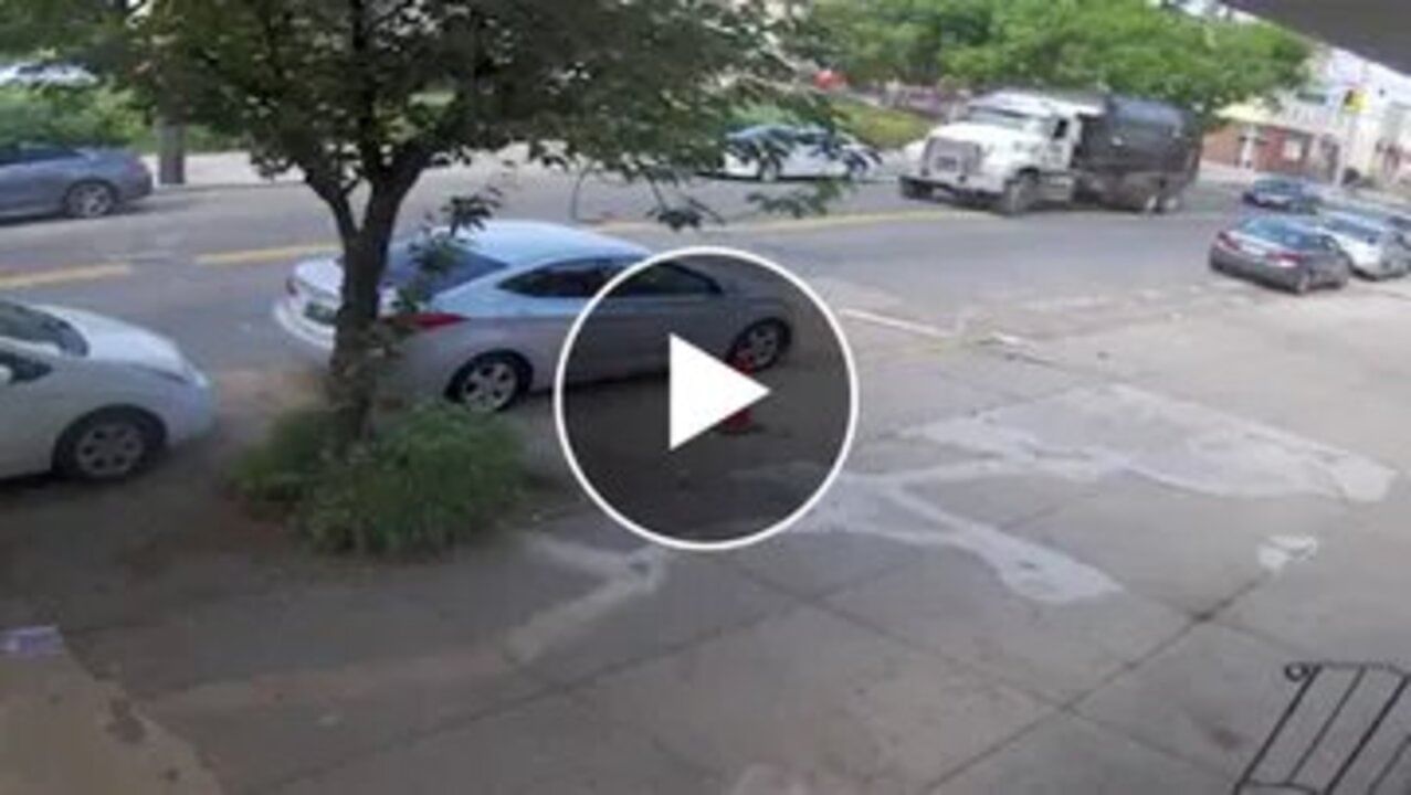 Shocking Video: ટ્રકને કારણે રસ્તા પર પડયો મોટો ખાડો, પાછળથી આવતા કાર ચાલકે માંડમાંડ બચાવ્યો જીવ