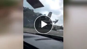 Shocking Video: અચાનક રસ્તા પર પડી ગયું વિમાન, વાહન ચાલકોના અધર થઈ ગયા શ્વાસ