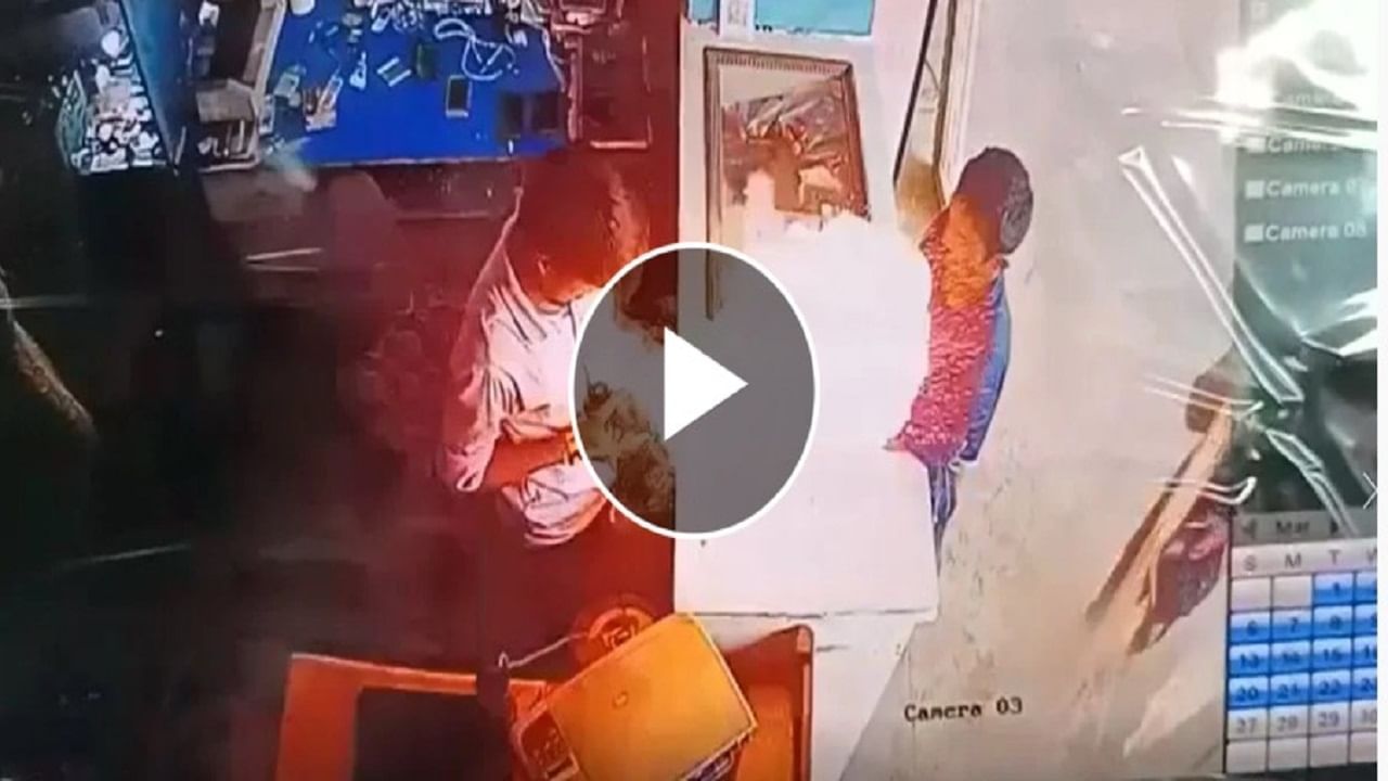 Viral Video: મોબાઈલની બેટરી કાઢતા જ દુકાનમાં થયો જોરદાર વિસ્ફોટ, CCTVમાં કેદ થઈ LIVE ઘટના