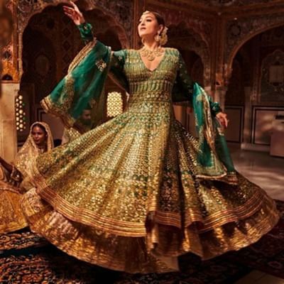 સોનાક્ષી સિંહા બોલિવુડની દબંગ ગર્લના રુપમાં આજે તેના ચાહકોના દિલમા છે. સોશિયલ મીડિયા પર હંમેશા એક્ટિવ રહેનારી સોનાક્ષી સિંહા હંમેશા  તેની અવનવી સ્ટાઈલમાં ફોટો શેર કરી ચાહકોને ખુશ કરે છે. હાલમાં અભિનેત્રીનો શાહી  અંદાજ જોઈ સૌ કોઈ ચકિત થઈ ગયા છે.