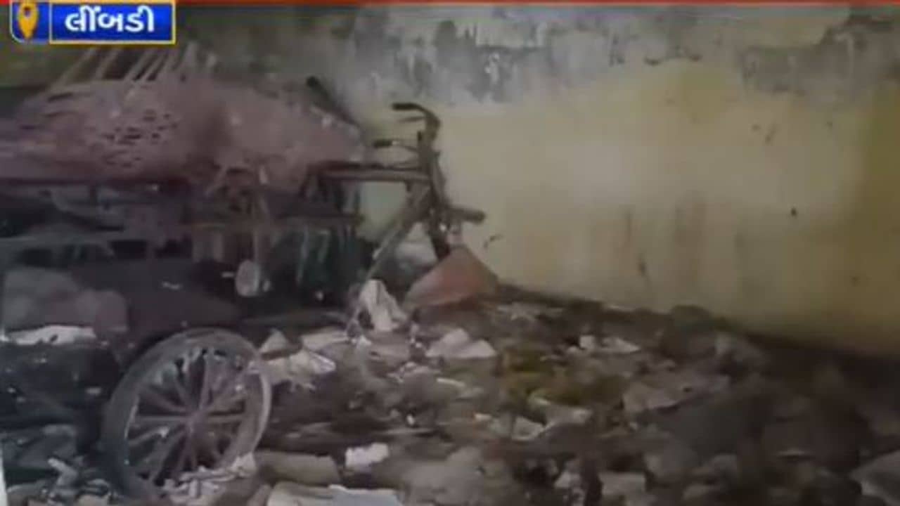 સુરેન્દ્રનગર : વિકાસના મોડલ વચ્ચે વરવી વાસ્તવિકતા, કેબિનેટ પ્રધાનના વિસ્તારની પંચાયત જ ખંડેર હાલતમાં, જુઓ VIDEO