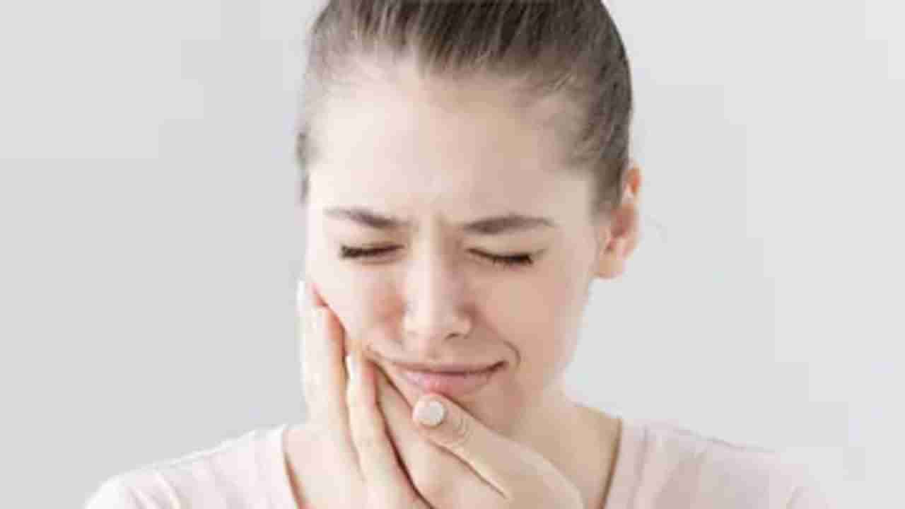 Toothache Home Remedies : સૂતી વખતે અચાનક દાંતનો દુખાવો તમને પરેશાન કરે છે ? તો આ ઉપાયો ઉપયોગી થઈ શકે
