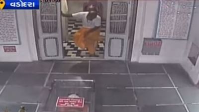 રખડતા ઢોર બાદ કપિરાજનો આતંક ! મંદિરમાં ઘૂસીને પૂજારીના પગમાં ભર્યું બચકું, જુઓ VIDEO