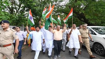 Valsad : વાપીમાં નાણામંત્રી કનુભાઈ દેસાઈ ત્રિરંગા યાત્રામાં સામેલ થયા, 100 ફૂટ ઉંચો રાષ્ટ્ર ધ્વજ લહેરાવી સલામી આપી