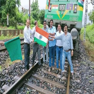 દેશની સૌથી લાંબી માલસામાન ટ્રેનનું ટેસ્ટ રન સોમવારે ભારતમાં કરવામાં આવ્યું હતું. આ માલસામાન ટ્રેન 3.5 કિલોમીટર લાંબી છે, જેનું નામ સુપર વાસુકી છે. આ ટ્રેનની ટ્રાયલ રન 15મી ઓગસ્ટે આઝાદીની 75મી વર્ષગાંઠ પર કરવામાં આવી હતી. આ ટ્રેન આઝાદી કા અમૃત મહોત્સવનો ખાસ ભાગ બની હતી.આ માલસામાન ટ્રેનમાં 295 ડબ્બામાં સામાન ભરાયો હતો. છત્તીસગઢના કોરબા અને નાગપુરના રાજનાંદગાંવ વચ્ચે ચાલેલી આ માલસામાન ટ્રેનમાં 27000 ટન કોલસો હતો.