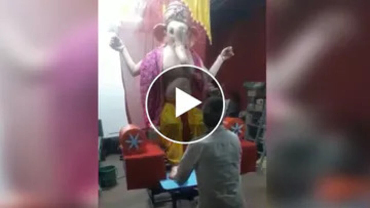 Viral Video : પગે પડતા જ આર્શીવાદ આપે છે ગણેશજી, અદ્દભુત વીડિયો થયો વાયરલ