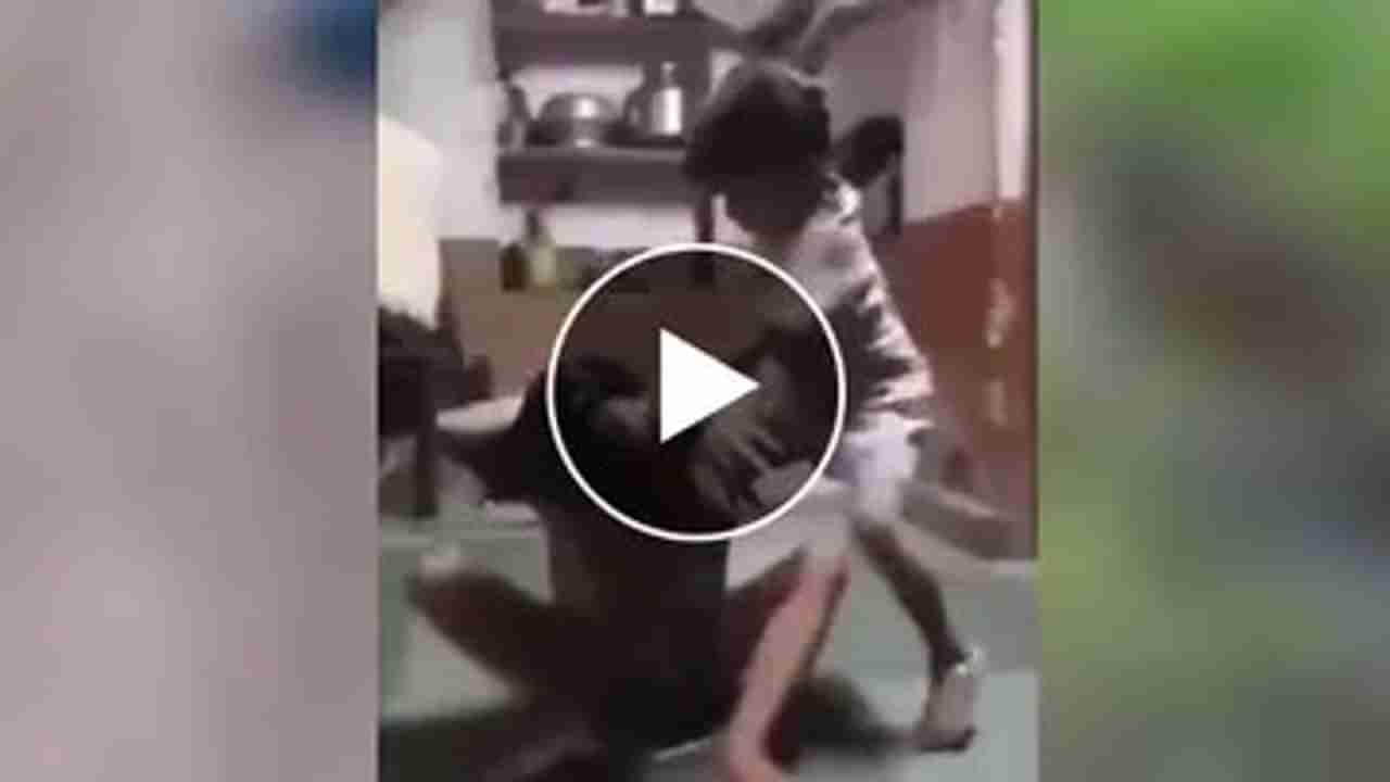 Viral Video : રક્ષાબંધન પર નાની બહેને પોતાના જ ભાઈને ધોઈ કાઢ્યો, વીડિયો જોઈ હસી હસીને લોટપોટ થયા લોકો