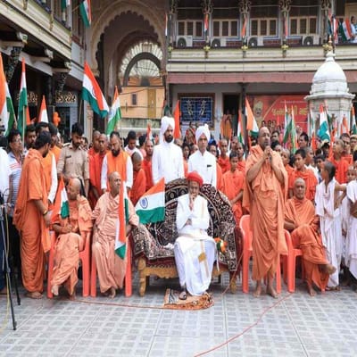 ખેડાના વડતાલ સ્વામીનારાયણ મંદિરમાં પણ આઝાદીના અમૃત મહોત્સવની ઉજવણી કરવામાં આવી. જેમા આચાર્ય રાકેશ પ્રસાદ મહારાજ, ટેમ્પલ કમિટીના ચેરમેન દેવપ્રકાશ સ્વામી, મુખ્ય કોઠારી ડૉ સંત વલ્લભ સ્વામી અને શા. નૌતમપ્રકાશદાસજી સ્વામી સહિતના આ ઉજવણીમાં ભાગ લીધો હતો