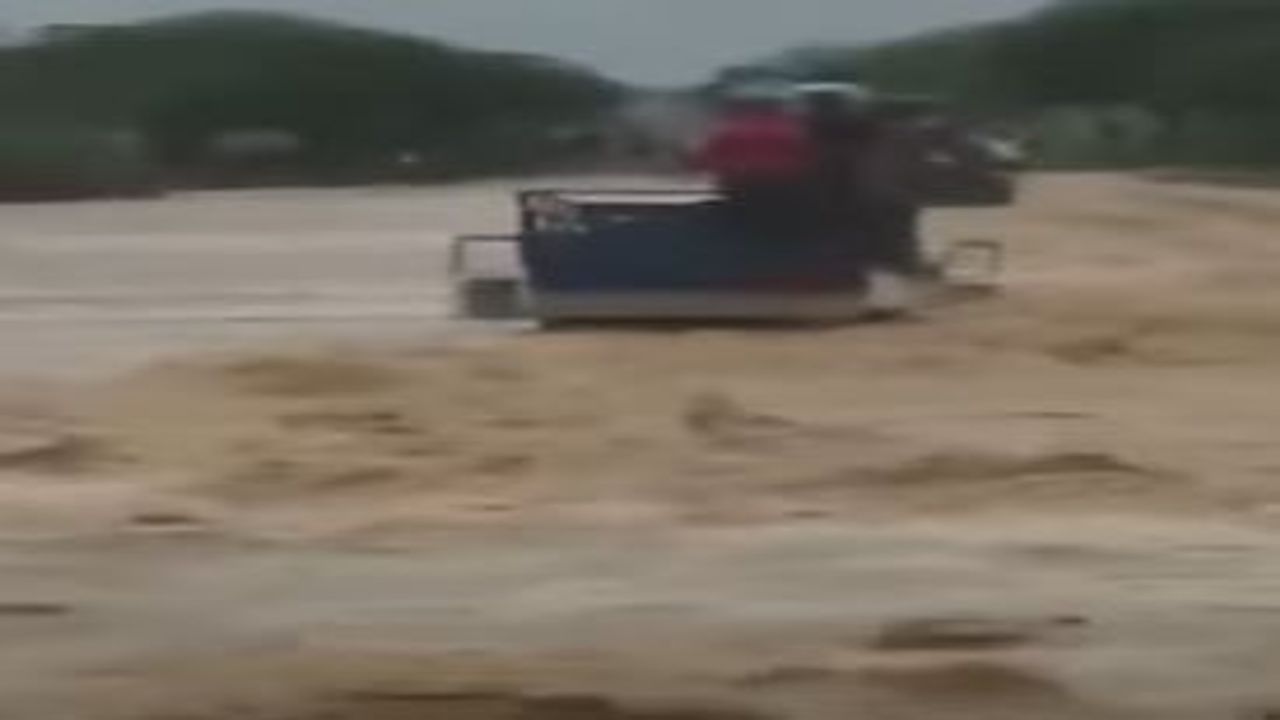 VIDEO : નદીના ધસમસતા પ્રવાહમાં કાર અને ટ્રક ફસાઈ, બે લોકોનું દિલધડક રેસક્યૂ કરાયુ