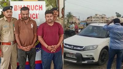 બેંકમાંથી પૈસા ઉપાડી નીકળતા લોકોને લૂંટી લેતી ટોળકીને ક્રાઈમ બ્રાન્ચે ઝડપી પાડી, ભરૂચ અને સુરતની લાખોની ચોરીના ભેદ ઉકેલાયા