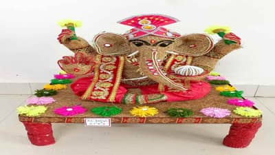 Tapi : સખી મંડળની બહેનો બની આત્મનિર્ભર, ઇકો ફ્રેન્ડલી ગણેશજીની મૂર્તિ બનાવી થઇ પગભર