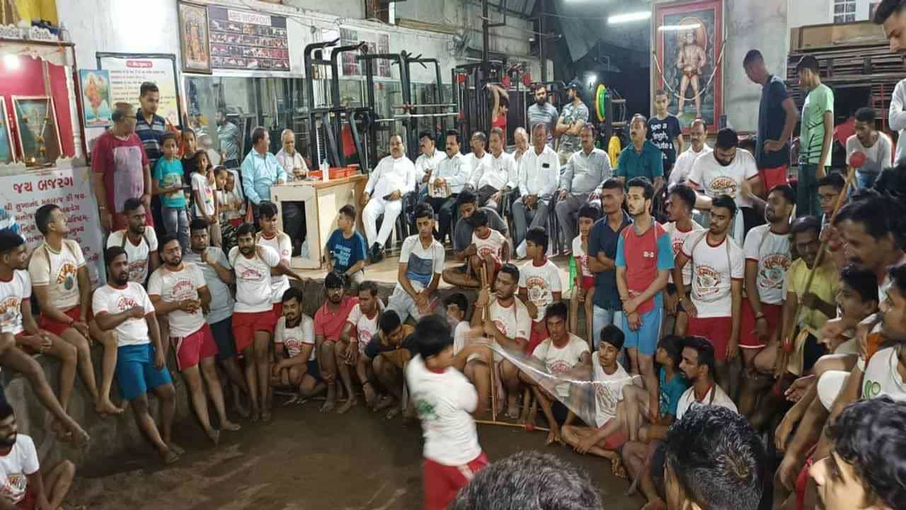 Surat : ગોવિંદા આલા રે આલા, સુરતમાં આ વખતે ફૂટશે 1.25 લાખની મટકી