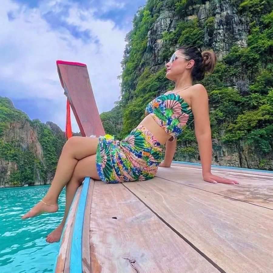 હિના ખાન સોશિયલ મીડિયા પર ઘણી એક્ટિવ રહે છે. દરરોજ આ સુંદર અભિનેત્રી સોશિયલ મીડિયા પર રસપ્રદ પોસ્ટ શેર કરતી રહે છે.