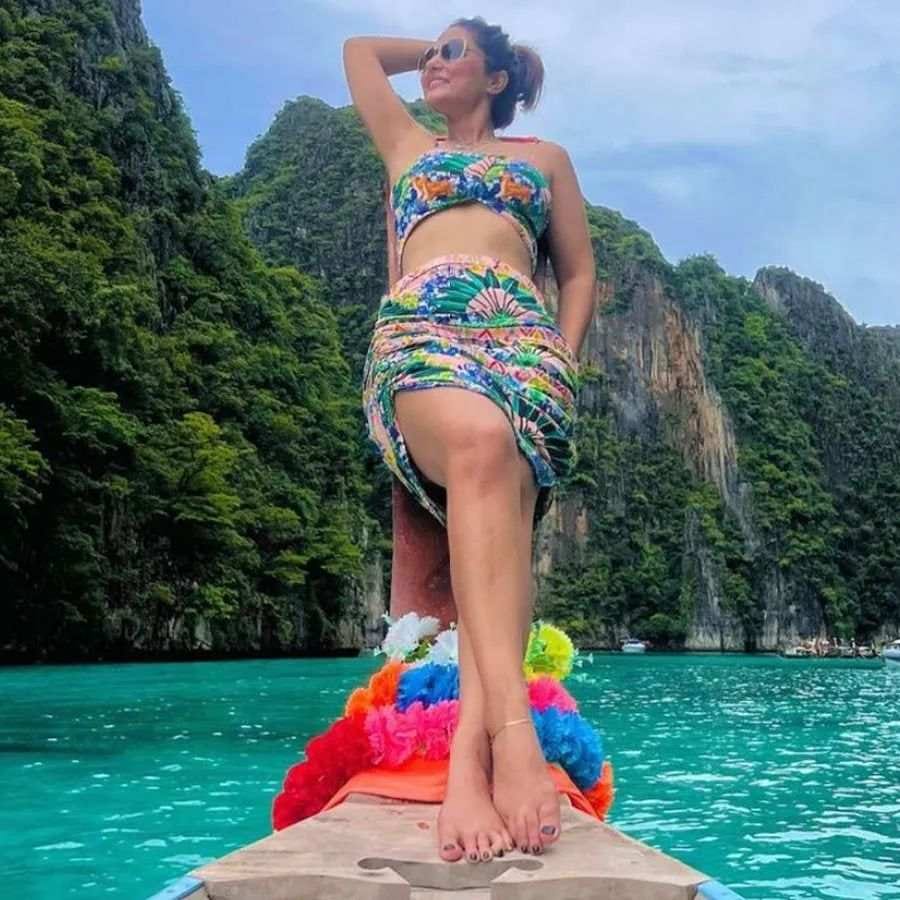 આ તસવીરોમાં હિનાએ ફ્લોરલ કલરનું મિની ક્રોપ ટોપ પહેર્યું છે અને હિનાએ આ ક્રોપ ટોપ સાથે મિની સ્કર્ટ પહેર્યું છે.