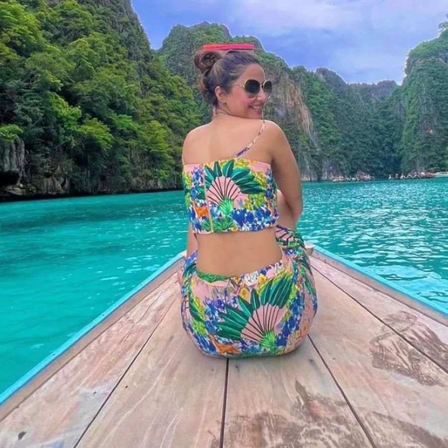 હિનાએ શેર કરેલી આ તસવીરો ખૂબ જ આકર્ષક અને સુંદર છે. હિનાનો આ લુક સોશિયલ મીડિયા પર ઝડપથી વાયરલ થઈ રહ્યો છે.