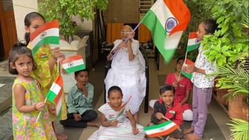 Gandhinagar: PM મોદીના માતા હિરાબાએ લહેરાવ્યો ત્રિરંગો, બાળકોને રાષ્ટ્રધ્વજનું  વિતરણ કરી હર ઘર ત્રિરંગા અભિયાનના બન્યા સહભાગી