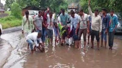 Mandvi: ઝંખવાવ રોડ પર પડેલા ખાડામાં કોંગ્રેસે કમળના છોડ વાવ્યા, કહ્યું આ ખાડા શાસકોને અર્પણ