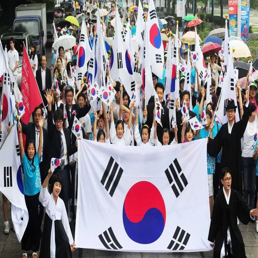 દક્ષિણ કોરિયા: દક્ષિણ કોરિયાને ભારત પહેલા 15 ઓગસ્ટ, 1945ના રોજ સ્વતંત્ર જાહેર કરવામાં આવ્યું હતું. દક્ષિણ કોરિયાને જાપાનથી આઝાદી મળી. ત્યારથી આ તારીખ ત્યાં રાષ્ટ્રીય રજા તરીકે ઉજવવામાં આવે છે.