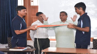 વડોદરાના 67 વર્ષીય રાષ્ટ્રપ્રેમીનું અનોખું અભિયાન, 4 લાખથી વધુ લોકોને રાષ્ટ્ર ધ્વજ ફરકાવતા શીખવ્યું