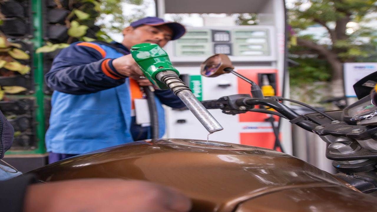 Petrol Diesel Price Today : ક્રૂડની કિંમતોમાં ઉછાળા વચ્ચે પેટ્રોલ - ડીઝલના નવા ભાવ જાહેર થયા,આ રીતે જાણો તમારા શહેરના ભાવ