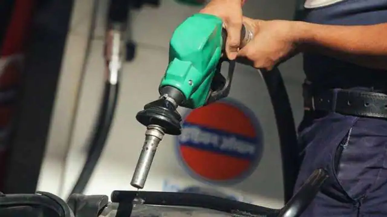 Petrol Diesel Price Today : આજે પણ કિંમતોમાં કોઈ ફેરફાર ન કરાયો, જાણો 1 લીટર ઇંધણના ભાવ