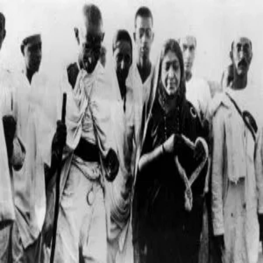 जवाहरलाल नेहरू और सरदार वल्लभभाई पटेल के एक पत्र के जवाब में, गांधी ने पूछा कि जब देश में सांप्रदायिक दंगे हो रहे थे तो वे स्वतंत्रता समारोह में कैसे भाग ले सकते थे।