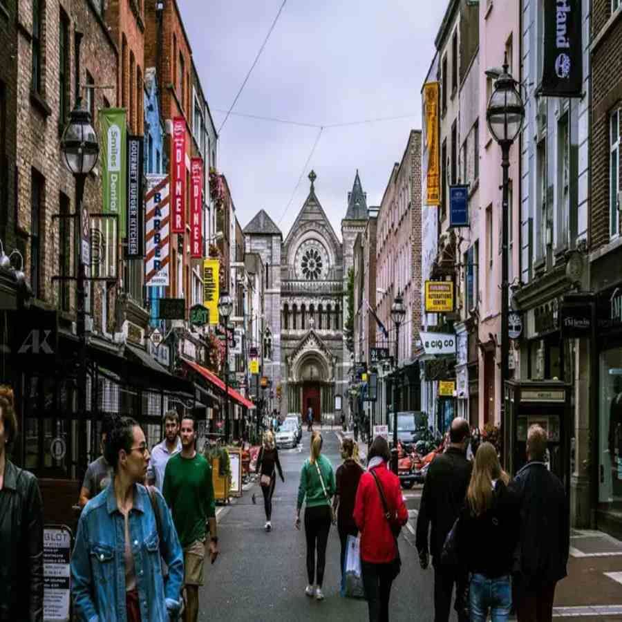 आयरलैंड अगर आप नई जगह जाकर बिजनेस शुरू करना चाहते हैं तो आयरलैंड आपके लिए एक अच्छा विकल्प हो सकता है।  आयरलैंड ने एंटरप्राइज आयरलैंड नामक एक परियोजना शुरू की है, जिसमें उसने 2020 में स्टार्ट-अप व्यवसायों को €120 मिलियन दिए हैं।  आवेदन करने के लिए आपका आयरिश होना आवश्यक नहीं है, लेकिन आपको आयरलैंड में अपना व्यवसाय पंजीकृत करना होगा।  शुरू करने से पहले एक बार पात्रता मानदंड पढ़ें।