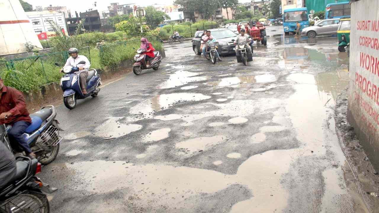 Surat : કોર્પોરેશનની હાલત બાર સાંધે ત્યાં તેર તૂટે જેવી, રસ્તાઓ પર પાછા  મસમોટા ખાડા પડતા પાલિકાના માથે માછલાં ધોવાયા - Gujarati News | Surat: Huge  potholes hit ...