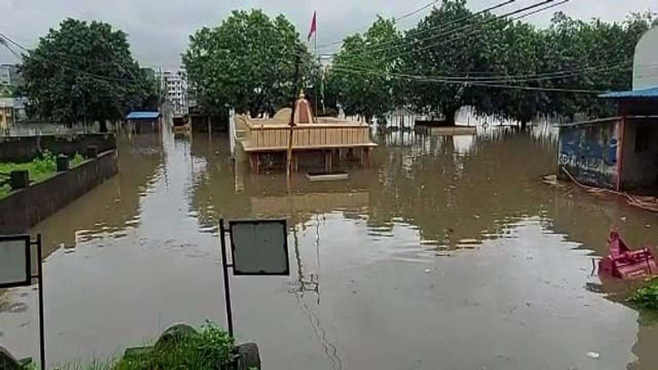 Surat : સુરતમાં પણ વરસાદથી હાલાકી, કુંભારીયા ગામ બેટમાં ફેરવાયું, તંત્રની કામગીરી સામે સવાલ
